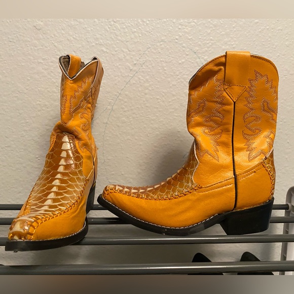 Kids cowboy boots. Made in Mexico. Frayeri brand. Size 9. Never worn. - Picture 2 of 5